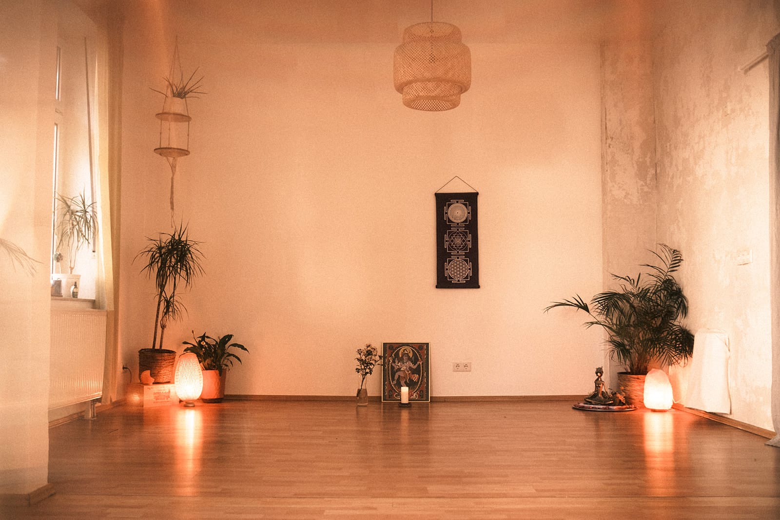 Der Kursraum im Haus der Monde: heller Holzboden, Pflanzen und warmes Licht